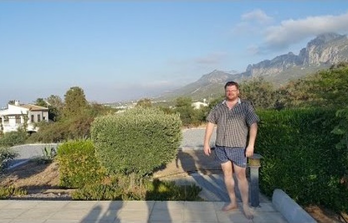 Илья Владимирович Шестаков объясняет почему помогает эмигрировать на Северный Кипр. Как приобрести недвижимость, чтобы поселиться в Русском Квартале на Северном Кипре. Невозможно терпеть, когда наглая морда втирает про